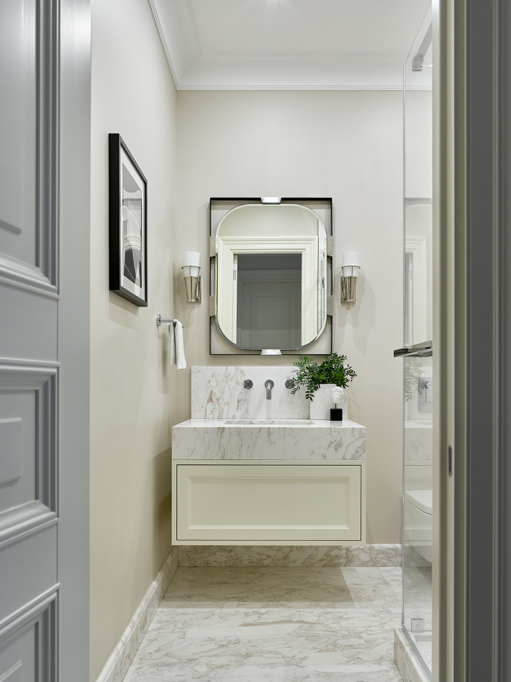 Идея дизайна: ванная комната в стиле неоклассика (современная классика) с фасадами с утопленной филенкой, бежевыми фасадами, угловым душем, бежевыми стенами, врезной раковиной, белым полом, белой столешницей, тумбой под одну раковину и подвесной тумбой