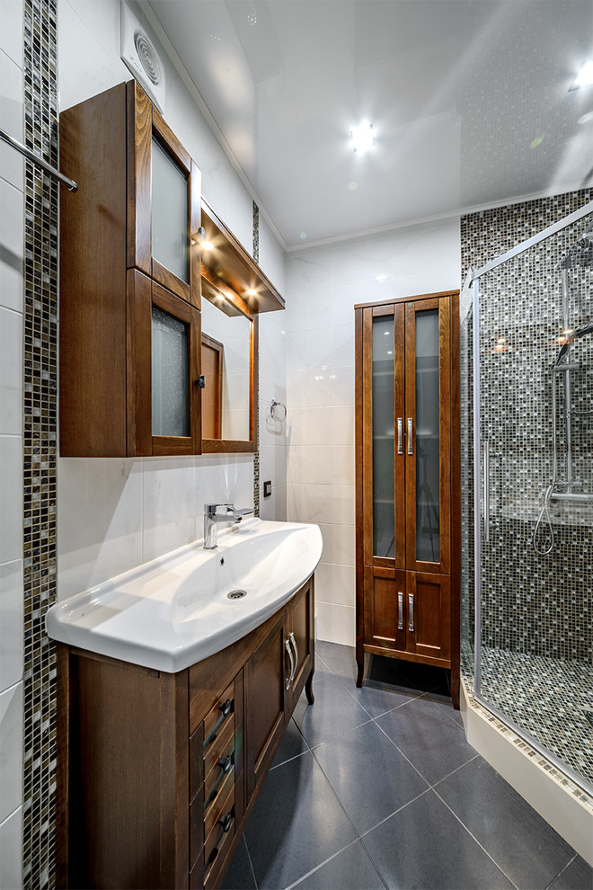 Источник вдохновения для домашнего уюта: ванная комната в современном стиле с фасадами в стиле шейкер, темными деревянными фасадами, угловым душем, белой плиткой, серой плиткой, плиткой мозаикой, душевой кабиной и монолитной раковиной