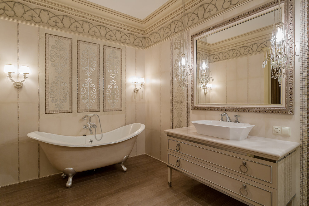 Пример оригинального дизайна: главная ванная комната в классическом стиле с бежевыми фасадами, ванной на ножках, бежевой плиткой, бежевыми стенами и настольной раковиной