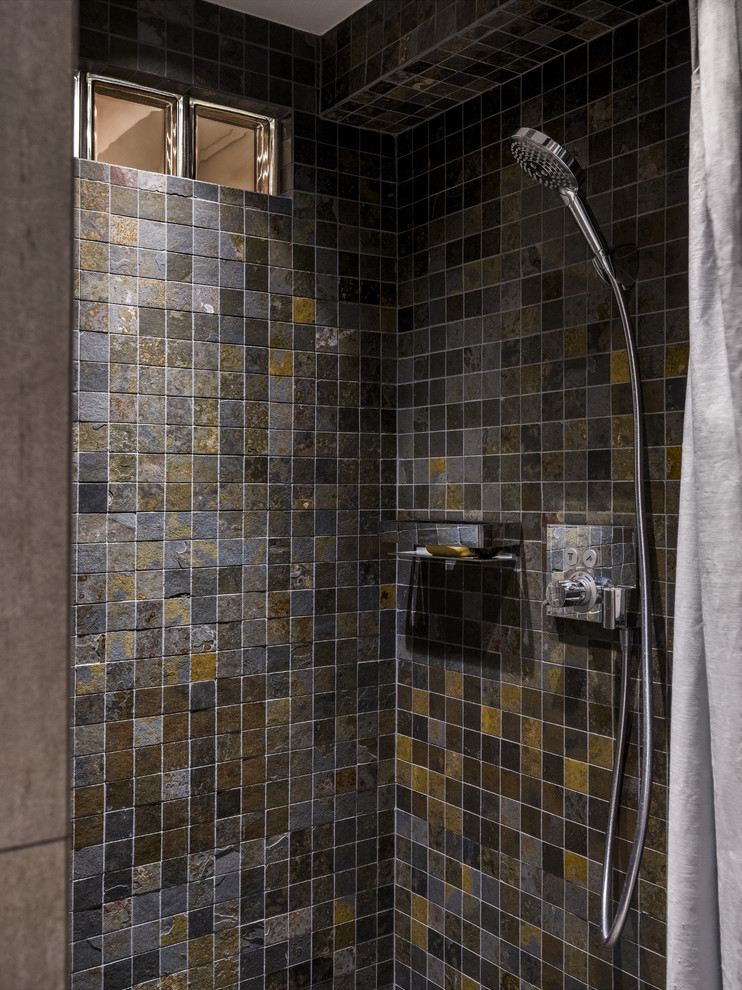 Idéer för att renovera ett funkis badrum med dusch, med grå kakel och mosaik