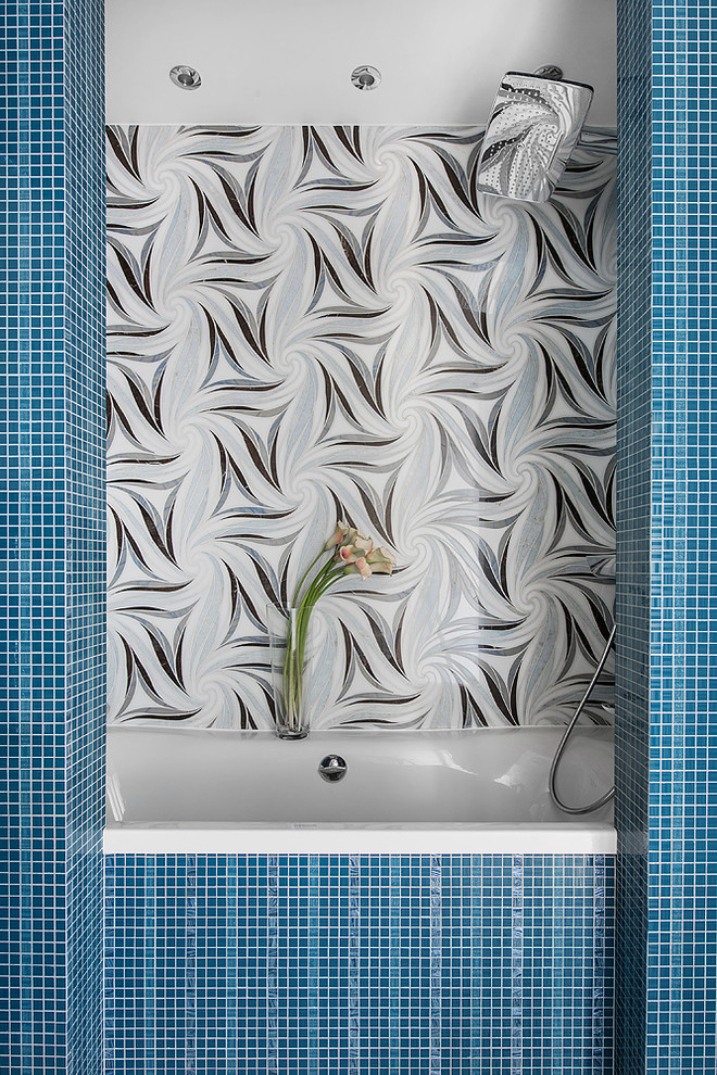 Свежая идея для дизайна: главная ванная комната среднего размера в современном стиле с ванной в нише, душем над ванной, синей плиткой и плиткой мозаикой - отличное фото интерьера