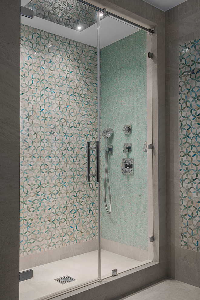 Ejemplo de cuarto de baño contemporáneo de tamaño medio con ducha empotrada, baldosas y/o azulejos en mosaico, aseo y ducha, suelo beige, ducha con puerta con bisagras y baldosas y/o azulejos multicolor