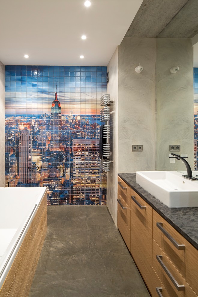 Esempio di una stanza da bagno padronale contemporanea con ante lisce, ante in legno scuro, piastrelle blu, piastrelle multicolore, pareti grigie, lavabo a bacinella e pavimento grigio