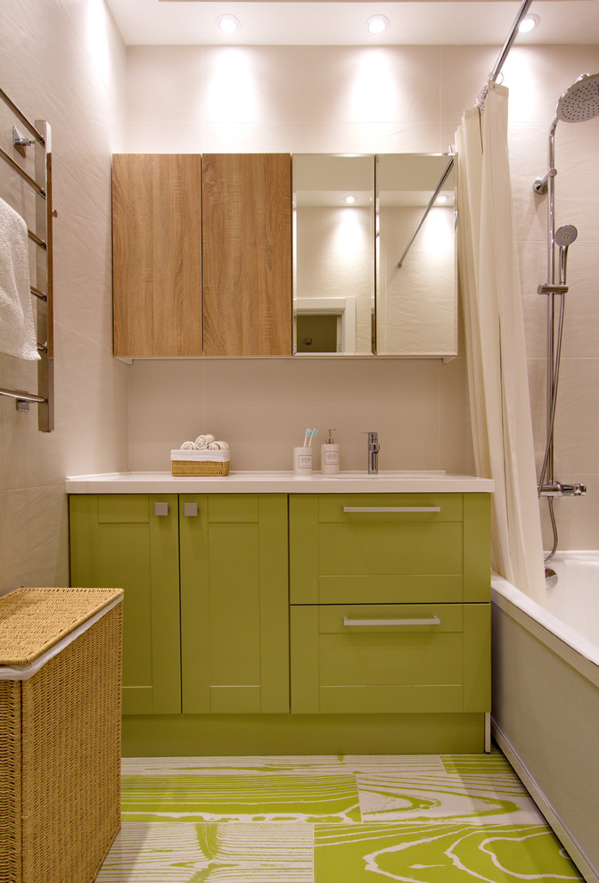 Источник вдохновения для домашнего уюта: главная ванная комната в современном стиле с фасадами в стиле шейкер, зелеными фасадами, ванной в нише, душем над ванной, зеленым полом, шторкой для ванной и белой столешницей