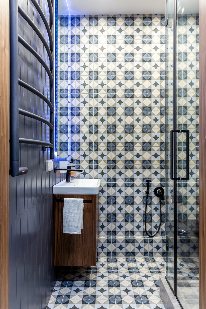 Пример оригинального дизайна: ванная комната в современном стиле с плоскими фасадами, фасадами цвета дерева среднего тона, душем в нише, разноцветной плиткой, консольной раковиной, разноцветным полом, душем с распашными дверями, тумбой под одну раковину и подвесной тумбой