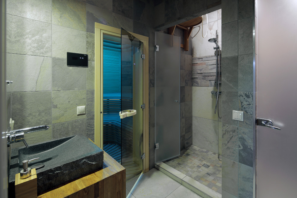 Idee per una grande sauna design con doccia alcova, piastrelle grigie, piastrelle in gres porcellanato, pavimento in gres porcellanato, lavabo a bacinella, top in legno, pavimento grigio e top marrone