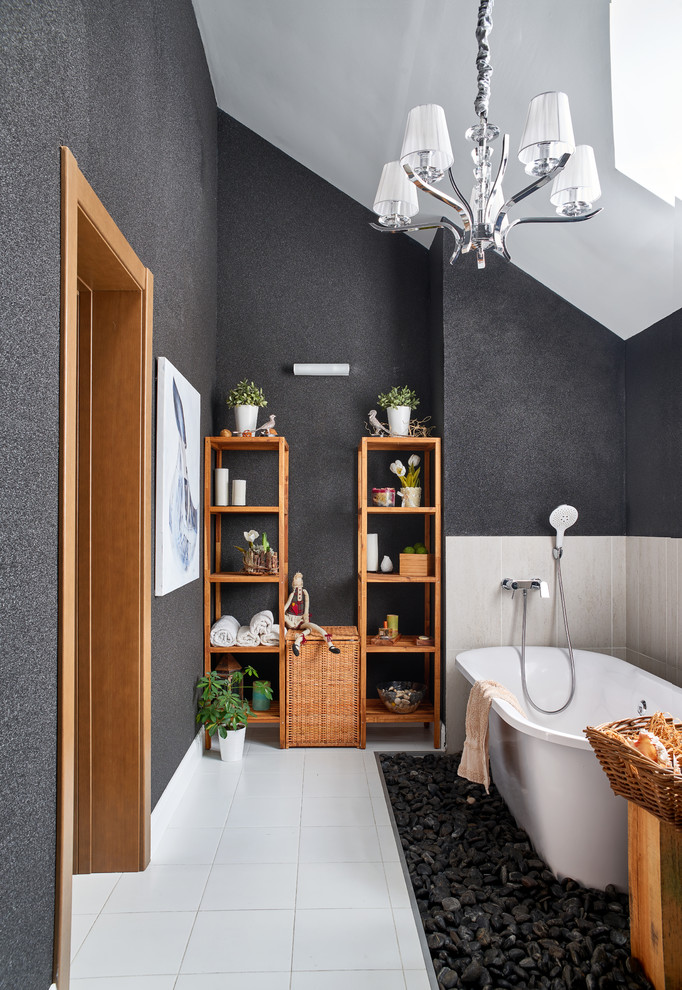 Modelo de cuarto de baño principal actual con bañera exenta, baldosas y/o azulejos beige, baldosas y/o azulejos blancos, paredes negras y suelo blanco