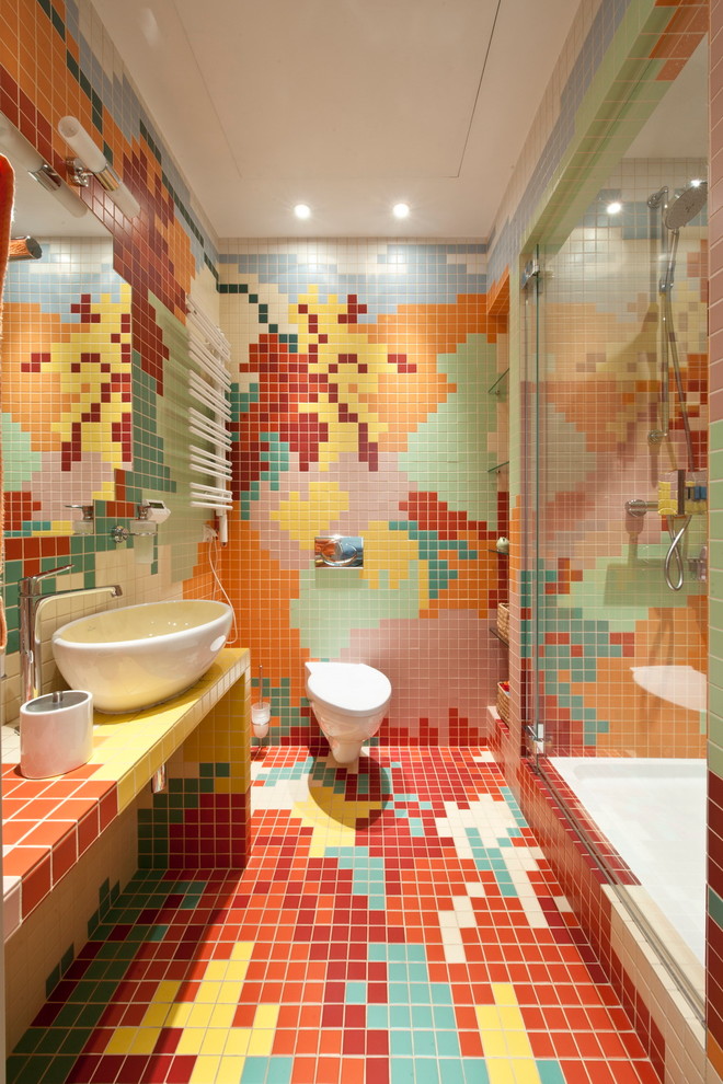 На фото: ванная комната в современном стиле с душем в нише, инсталляцией, разноцветной плиткой, плиткой мозаикой, разноцветными стенами, душевой кабиной, настольной раковиной и зеркалом с подсветкой с