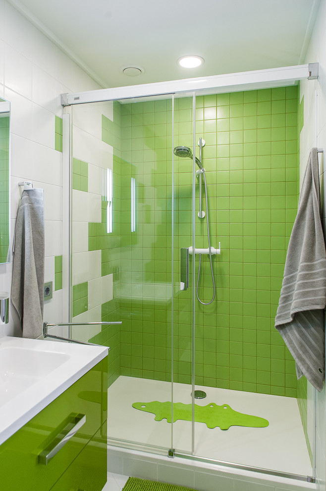 Пример оригинального дизайна: ванная комната в современном стиле с плоскими фасадами, зелеными фасадами, душем в нише, белой плиткой, зеленой плиткой, душевой кабиной и накладной раковиной