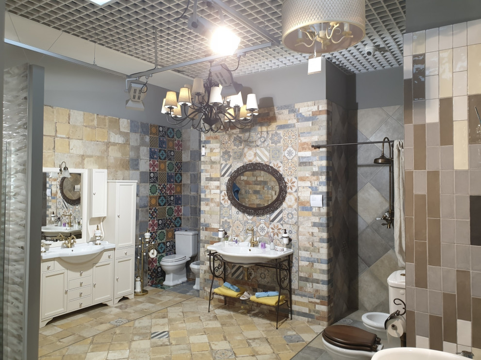 Modelo de cuarto de baño doble y de pie mediterráneo con puertas de armario blancas, ducha a ras de suelo y aseo y ducha