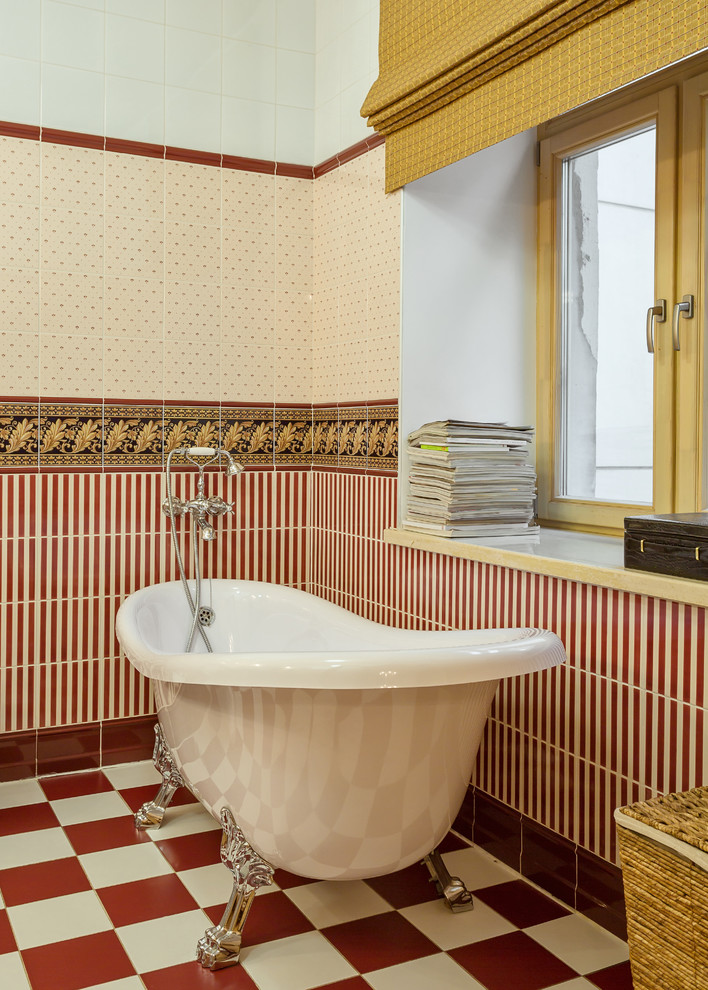 Foto de cuarto de baño tradicional con bañera con patas, baldosas y/o azulejos rojos y baldosas y/o azulejos multicolor
