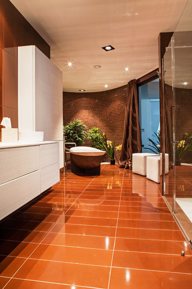 На фото: огромная главная ванная комната в современном стиле с коричневой плиткой с