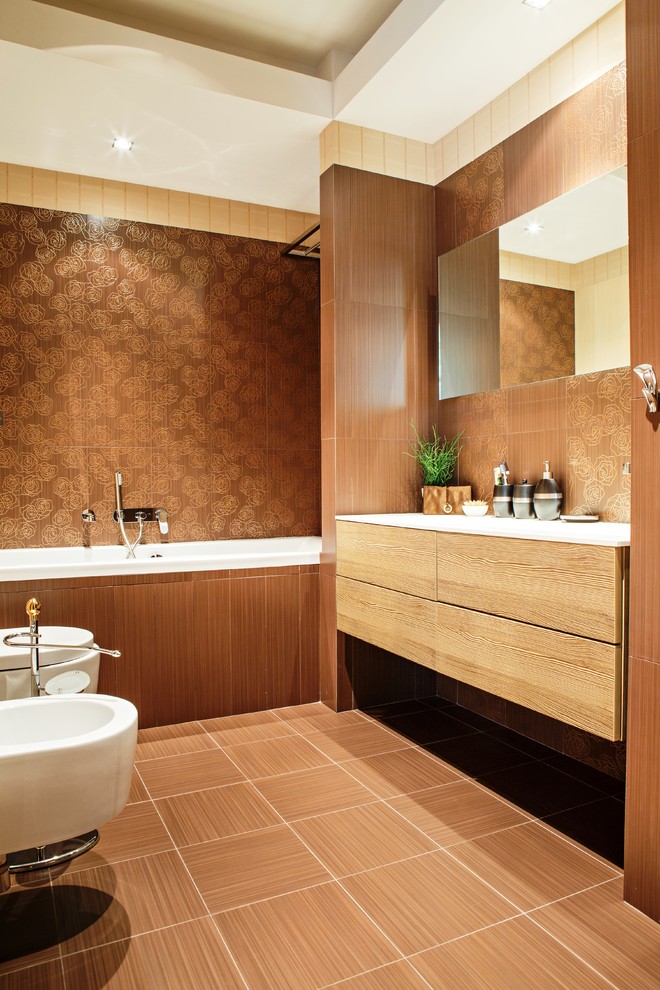 Geräumiges Modernes Badezimmer mit Wandtoilette mit Spülkasten und braunen Fliesen in Moskau