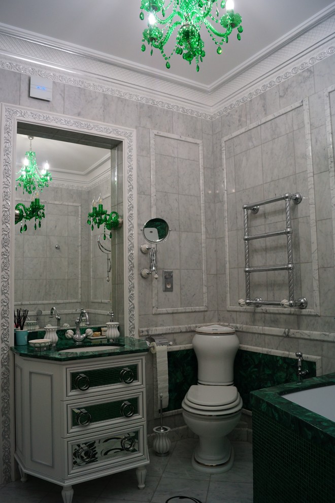 На фото: большая главная ванная комната в викторианском стиле с зелеными фасадами, гидромассажной ванной, душем над ванной, инсталляцией, серой плиткой, мраморной плиткой, мраморным полом, серым полом, открытым душем и зеленой столешницей с