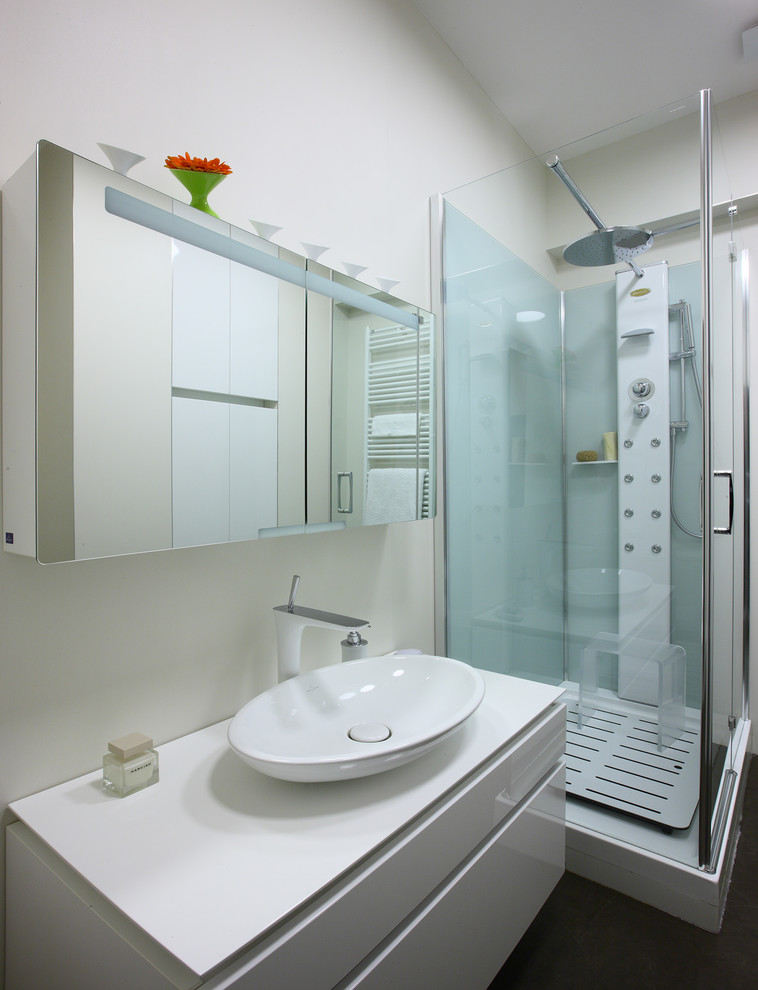 Пример оригинального дизайна: ванная комната среднего размера в современном стиле с плоскими фасадами, белыми фасадами, бежевыми стенами, душевой кабиной, настольной раковиной и душем с распашными дверями