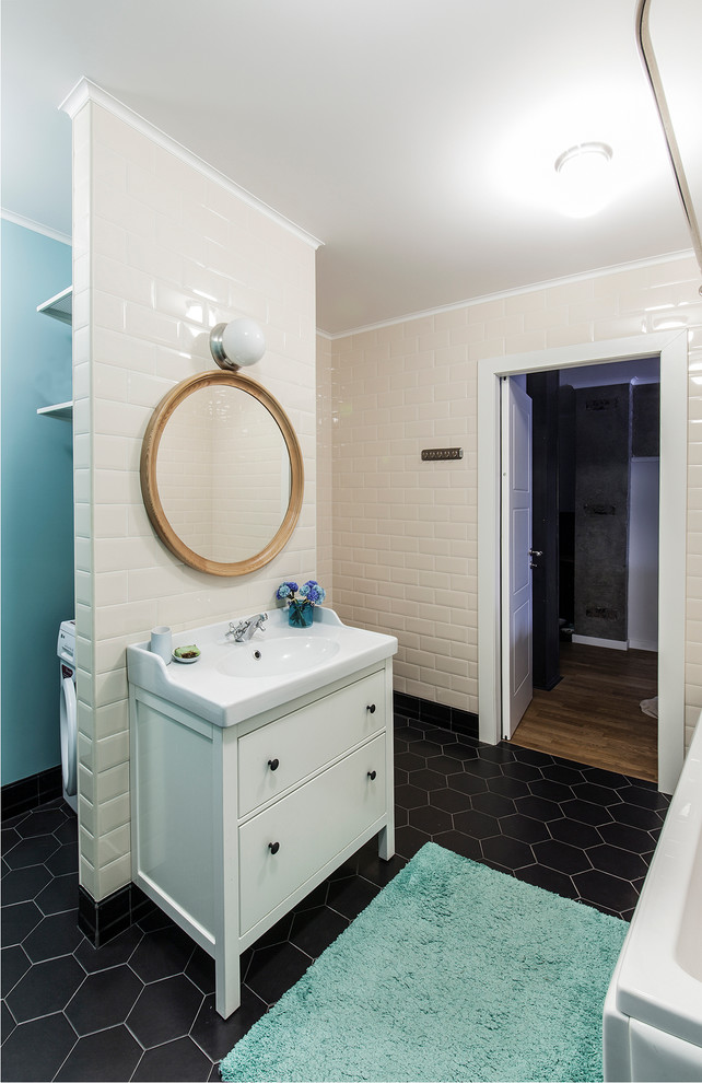 Esempio di una piccola stanza da bagno padronale design con ante lisce, ante bianche, piastrelle diamantate, pareti blu, lavabo integrato, piastrelle bianche, pavimento nero, un lavabo e mobile bagno freestanding