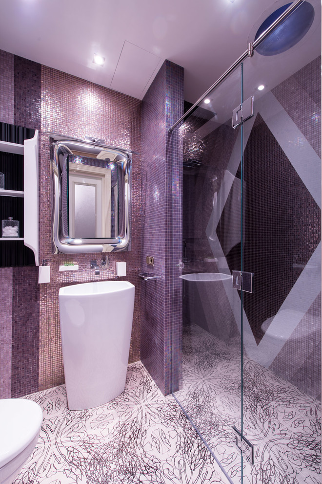 Стильный дизайн: маленькая ванная комната в современном стиле с душем в нише, розовой плиткой, полом из керамической плитки, плиткой мозаикой, душевой кабиной, белым полом, монолитной раковиной и душем с распашными дверями для на участке и в саду - последний тренд