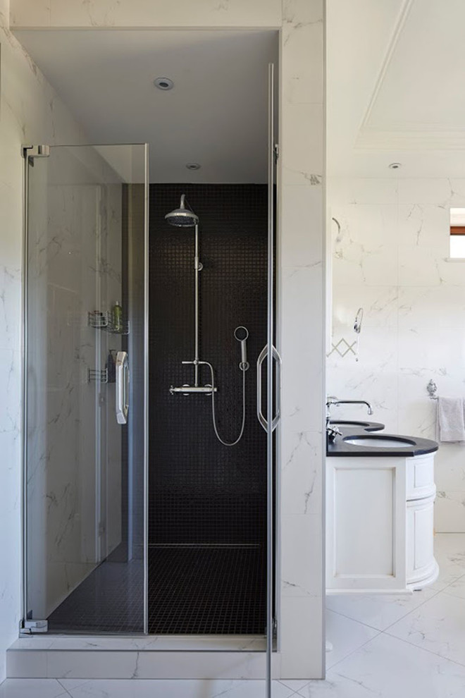 Пример оригинального дизайна: ванная комната в стиле неоклассика (современная классика) с душем в нише и душем с распашными дверями