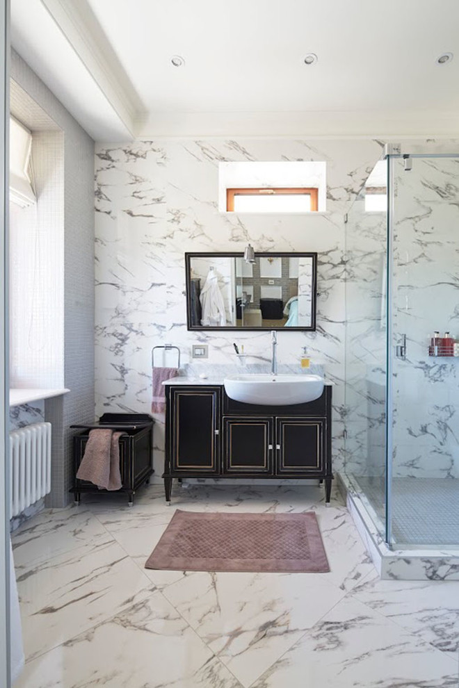 Foto de cuarto de baño clásico renovado con lavabo encastrado