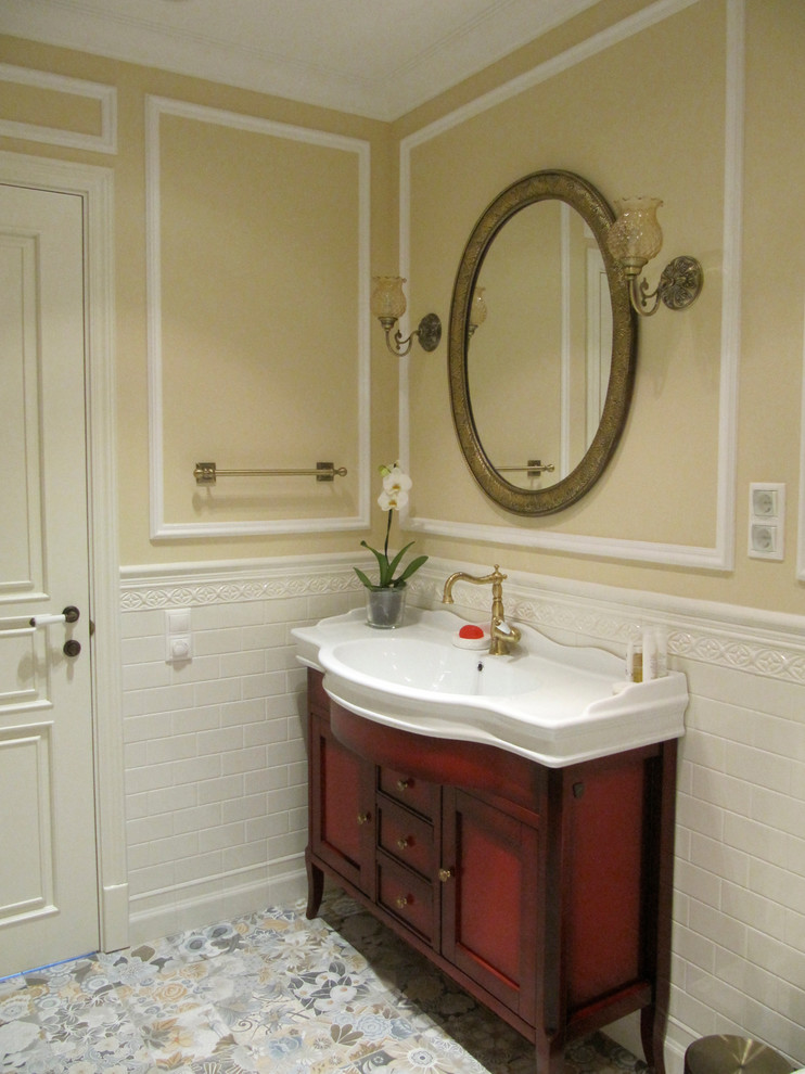 На фото: ванная комната среднего размера в классическом стиле с темными деревянными фасадами, разноцветной плиткой, бежевыми стенами и полом из керамической плитки с