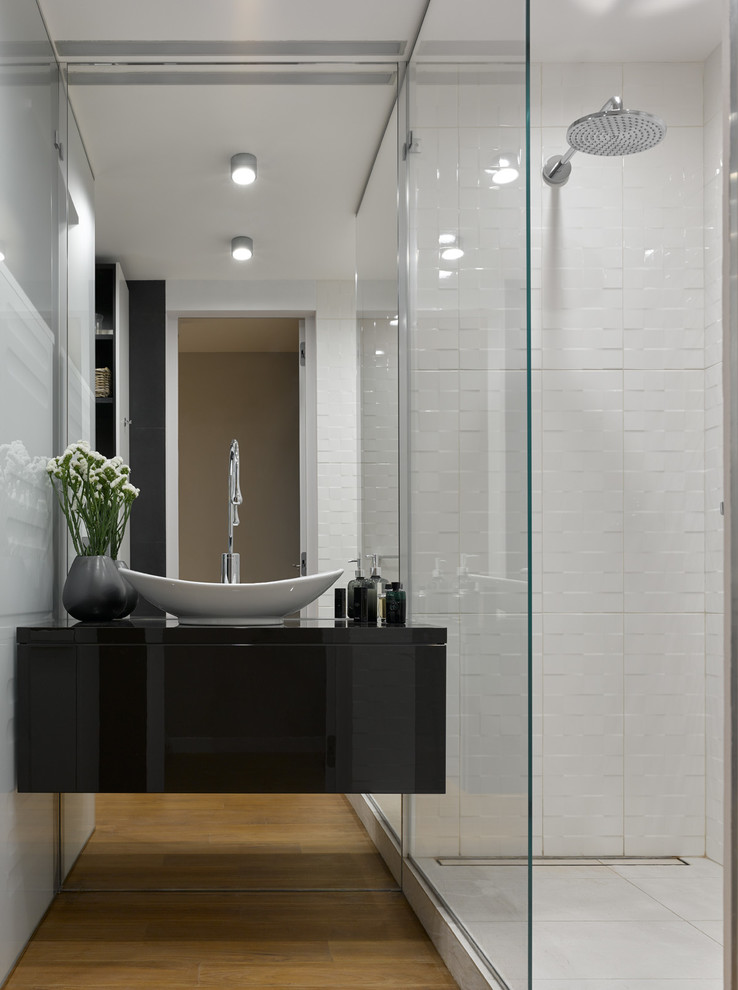 Idéer för funkis badrum med dusch, med släta luckor, svarta skåp, vit kakel, grå väggar, ett fristående handfat och med dusch som är öppen