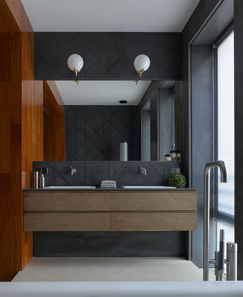 Exempel på ett mellanstort modernt grå grått en-suite badrum, med svart kakel, grå väggar, betonggolv, ett nedsänkt handfat, granitbänkskiva, beiget golv, släta luckor och skåp i mörkt trä
