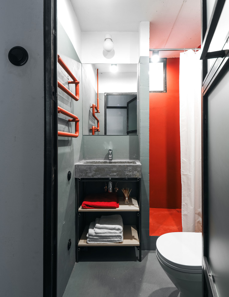 Diseño de cuarto de baño urbano con armarios abiertos, ducha empotrada, paredes grises, aseo y ducha, suelo gris, ducha con cortina y lavabo suspendido