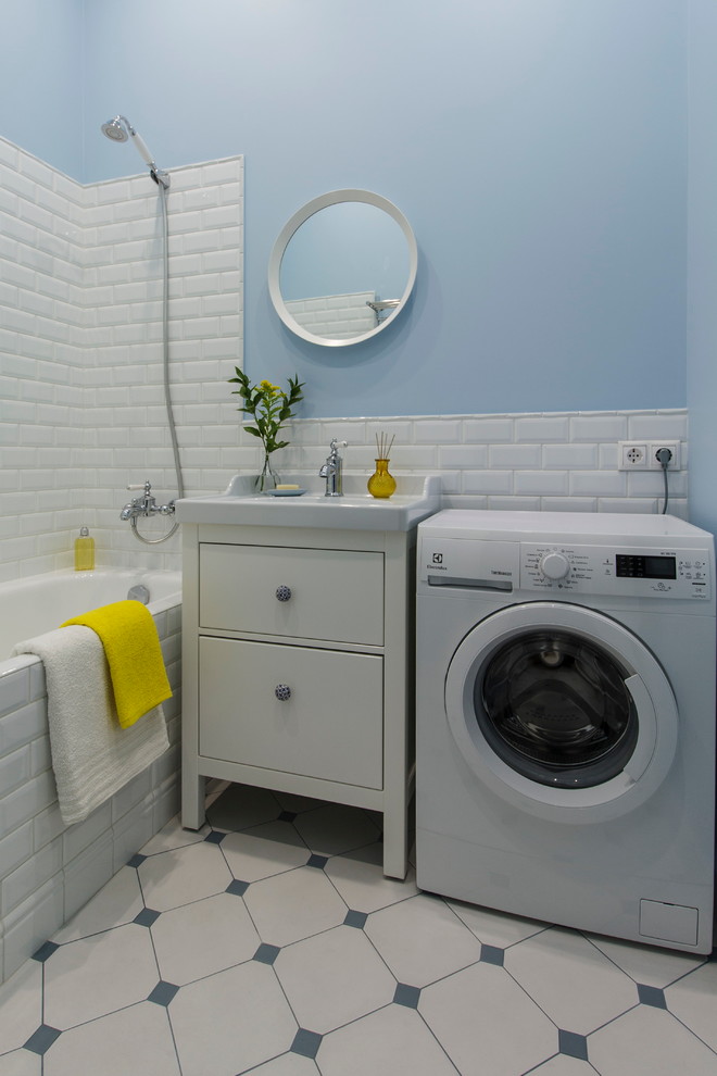Идея дизайна: ванная комната в современном стиле с белой плиткой, керамической плиткой, синими стенами, полом из керамической плитки, ванной в нише, душем над ванной и монолитной раковиной