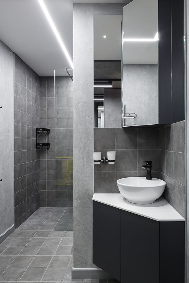 Exempel på ett litet modernt vit vitt badrum med dusch, med släta luckor, svarta skåp, grå kakel, ett fristående handfat, grått golv, en öppen dusch, grå väggar och med dusch som är öppen