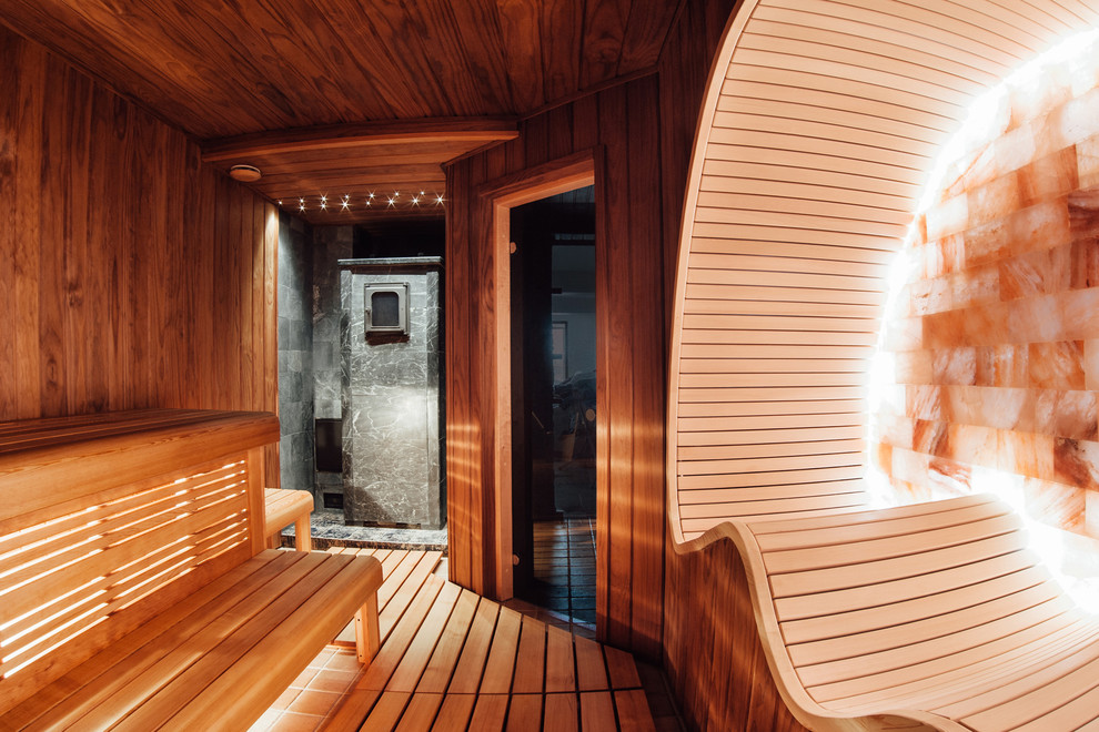 Идея дизайна: баня и сауна в современном стиле с коричневой плиткой