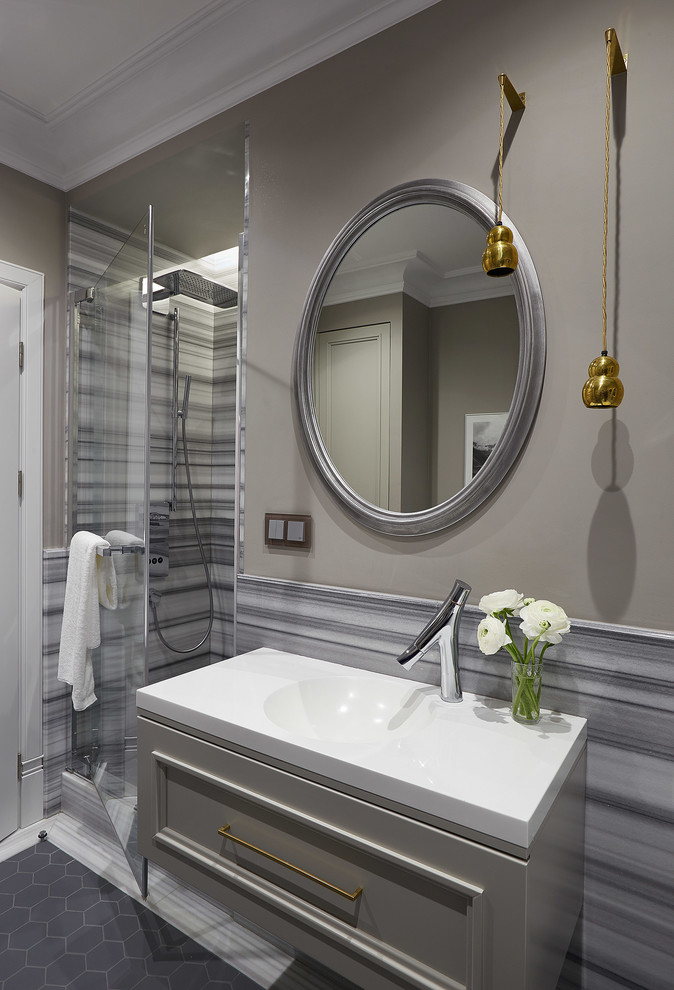 Идея дизайна: ванная комната в современном стиле с бежевыми фасадами, душем в нише, серой плиткой, бежевыми стенами, душевой кабиной, монолитной раковиной, серым полом, душем с распашными дверями и белой столешницей
