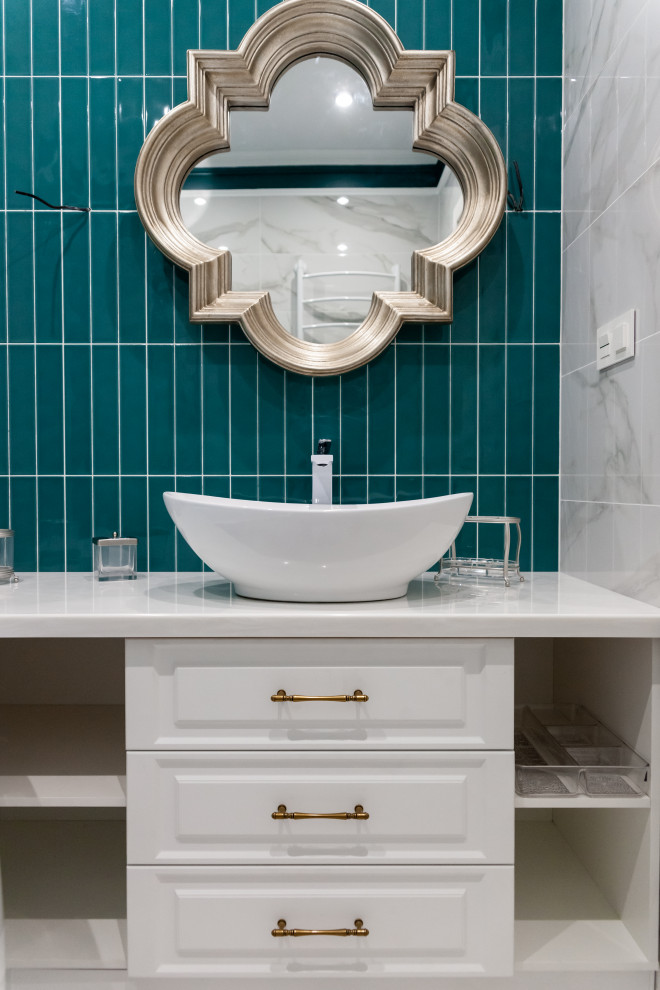 Идея дизайна: главная ванная комната среднего размера в стиле неоклассика (современная классика) с инсталляцией