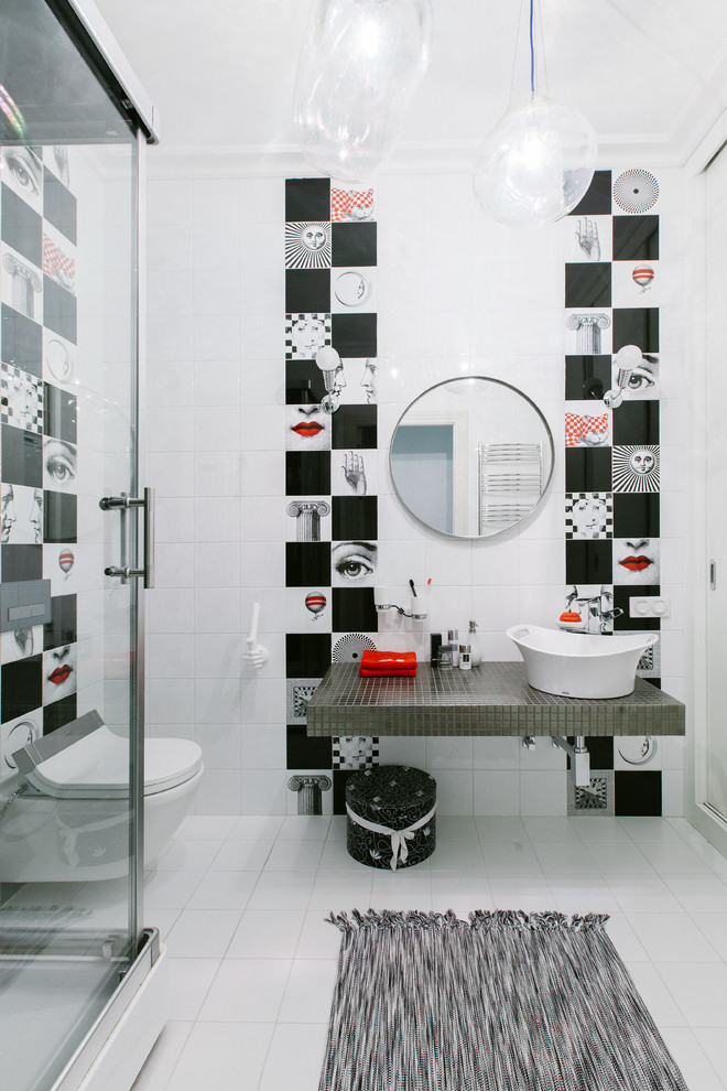 Ispirazione per una stanza da bagno design con WC sospeso e lavabo a bacinella