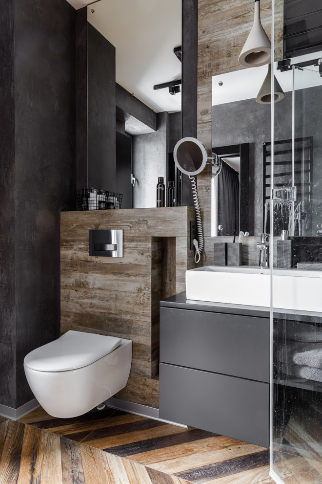 Idéer för mellanstora industriella badrum med dusch, med en dusch i en alkov, svart kakel, keramikplattor, grå väggar, klinkergolv i porslin, brunt golv och dusch med gångjärnsdörr