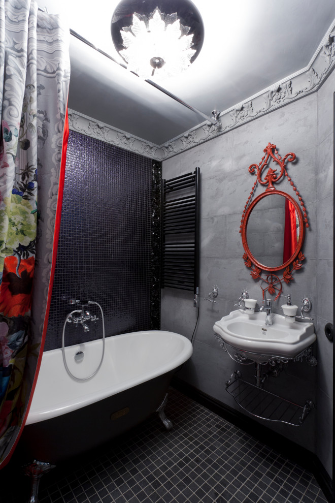 Diseño de cuarto de baño único ecléctico con bañera con patas, baldosas y/o azulejos negros, baldosas y/o azulejos en mosaico, paredes grises, suelo con mosaicos de baldosas, aseo y ducha, lavabo tipo consola y suelo negro