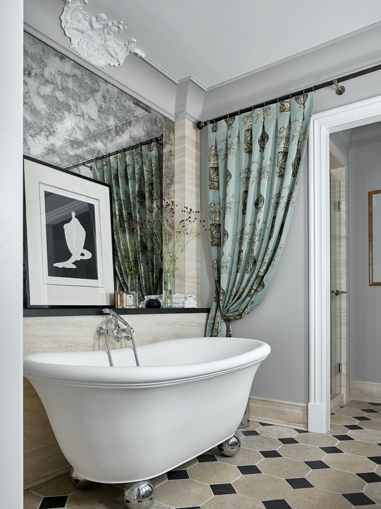 Foto de cuarto de baño principal contemporáneo grande con paredes grises, suelo de pizarra, suelo beige y bañera con patas