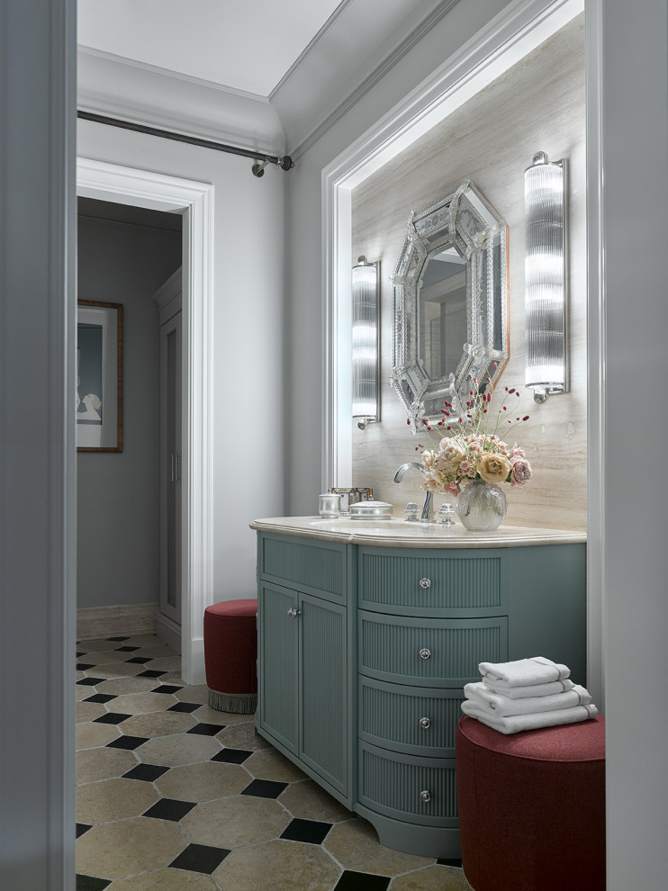 Réalisation d'une grande salle de bain principale design avec un placard avec porte à panneau encastré, des portes de placard turquoises, un mur gris, un sol en ardoise, un plan de toilette en marbre, un sol beige, un plan de toilette beige et un lavabo encastré.