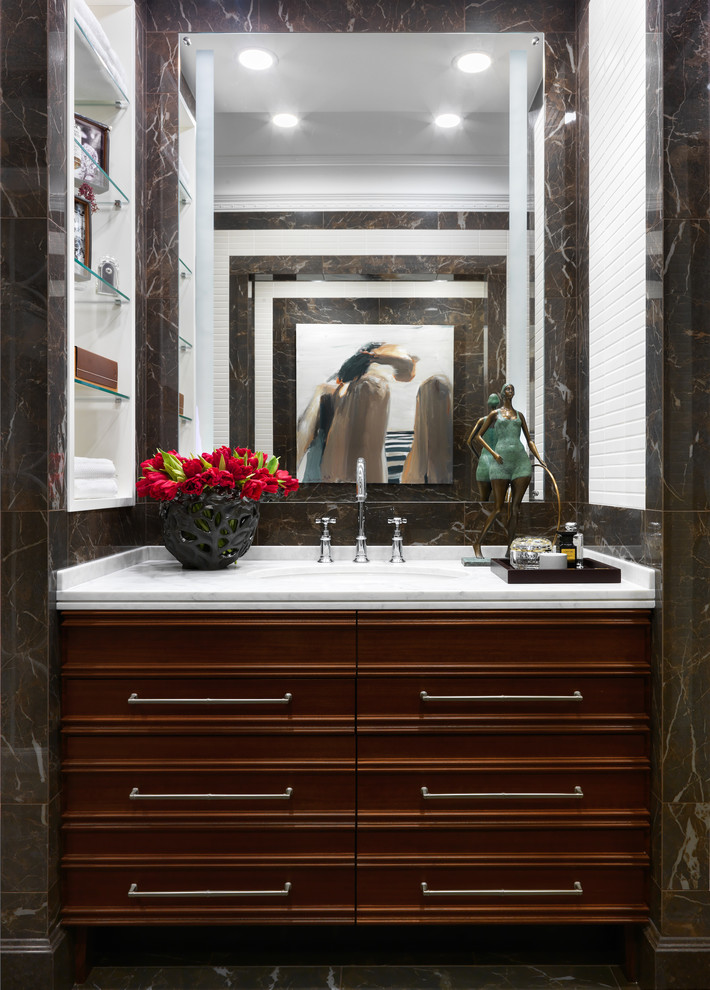 Стильный дизайн: ванная комната среднего размера в стиле неоклассика (современная классика) с коричневой плиткой, белой плиткой, керамогранитной плиткой, фасадами с декоративным кантом, темными деревянными фасадами и врезной раковиной - последний тренд
