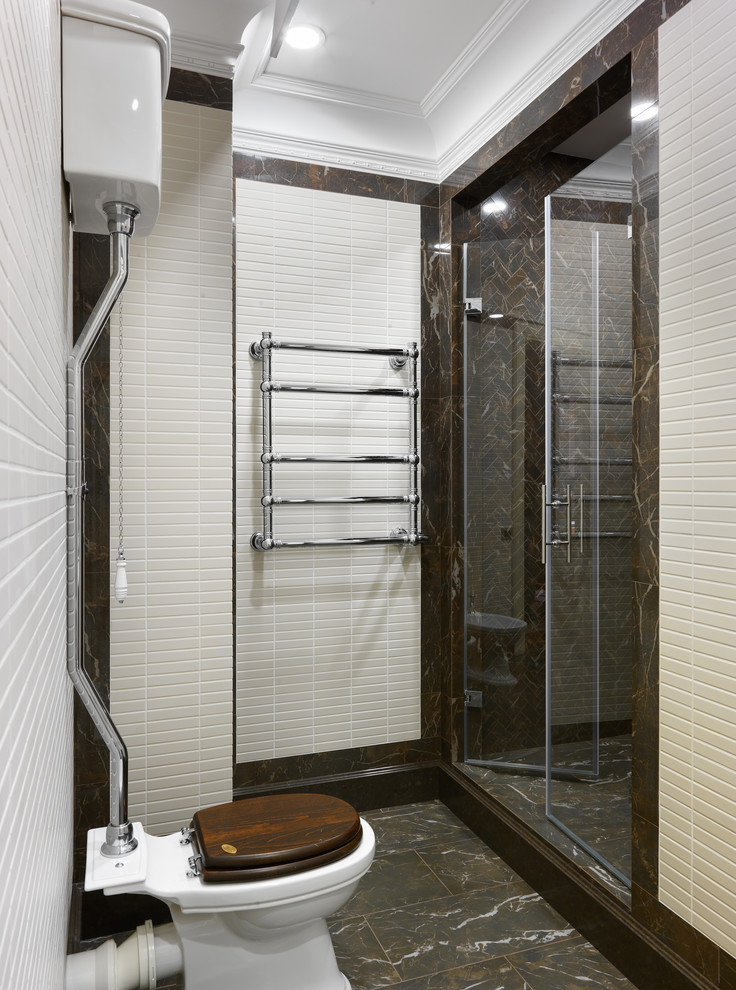 Exempel på ett mellanstort klassiskt badrum med dusch, med en dusch i en alkov, en toalettstol med separat cisternkåpa, brun kakel, vit kakel, porslinskakel, klinkergolv i porslin, brunt golv och dusch med gångjärnsdörr