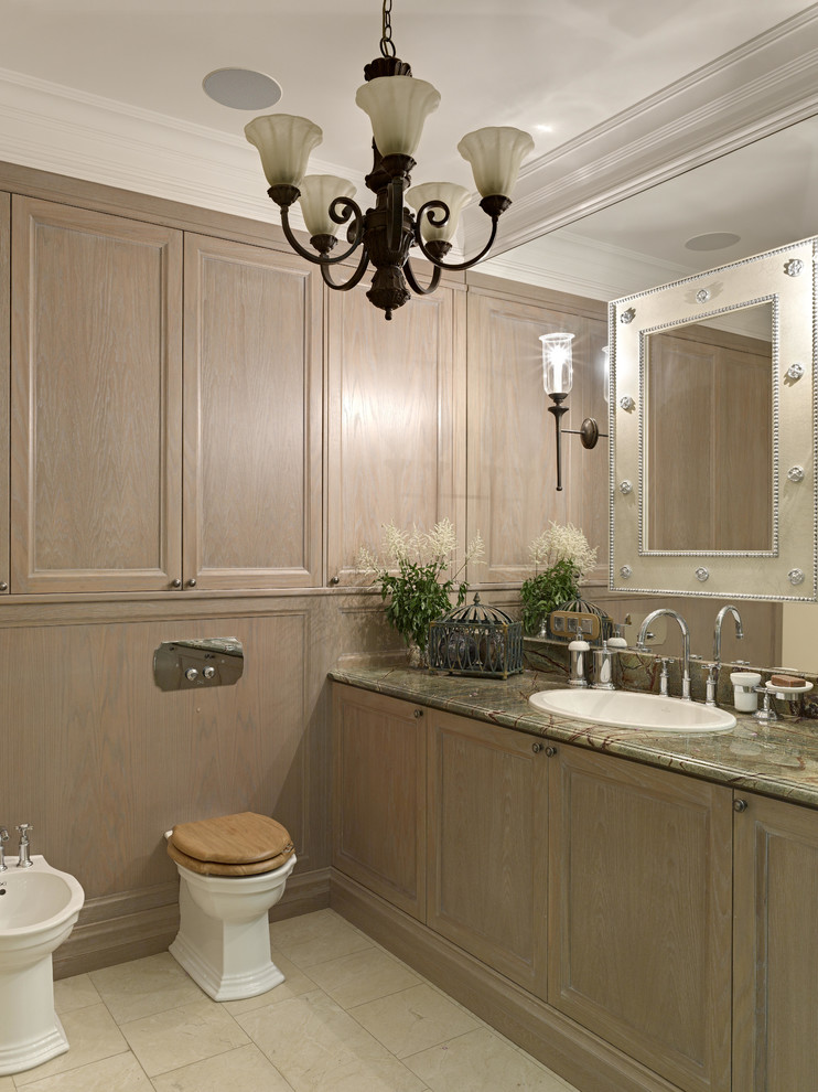Klassisk inredning av ett mellanstort en-suite badrum, med luckor med infälld panel, skåp i slitet trä, grön kakel, cementkakel, klinkergolv i porslin, ett nedsänkt handfat, marmorbänkskiva och en toalettstol med separat cisternkåpa