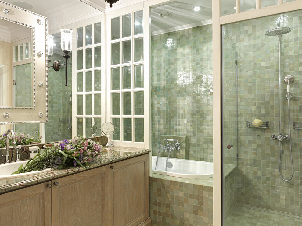 Пример оригинального дизайна: маленькая главная ванная комната в стиле неоклассика (современная классика) с фасадами с утопленной филенкой, искусственно-состаренными фасадами, душем в нише, зеленой плиткой, цементной плиткой, полом из керамогранита, накладной раковиной, мраморной столешницей и накладной ванной для на участке и в саду