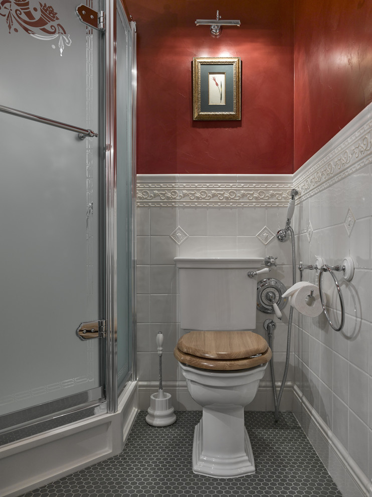 Klassisches Duschbad mit weißen Fliesen, Keramikfliesen, roter Wandfarbe, Keramikboden, Eckdusche und Wandtoilette mit Spülkasten in Moskau