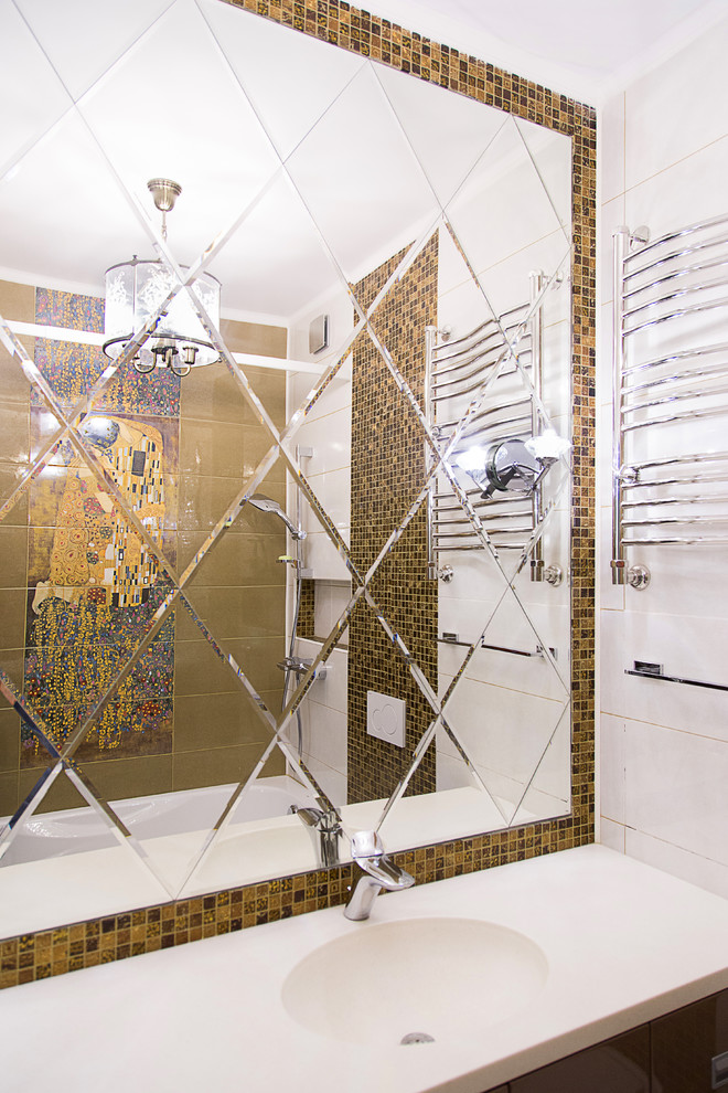 Стильный дизайн: главная ванная комната в современном стиле с ванной в нише, душем над ванной, плиткой мозаикой, разноцветными стенами и монолитной раковиной - последний тренд
