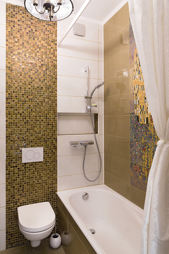 Réalisation d'une salle de bain principale design avec mosaïque, un mur multicolore, une baignoire en alcôve, un combiné douche/baignoire et WC suspendus.