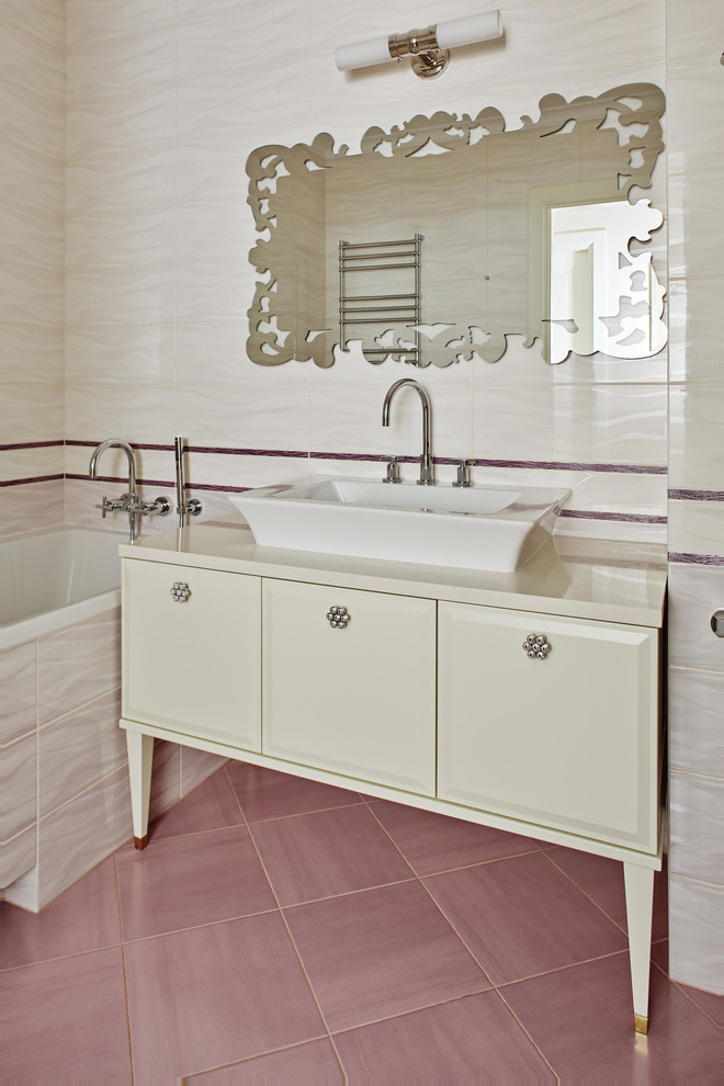 Modern inredning av ett en-suite badrum, med ett undermonterat badkar, en dusch i en alkov, rosa kakel, keramikplattor, klinkergolv i keramik, ett fristående handfat, bänkskiva i kvarts, luckor med upphöjd panel och beige väggar