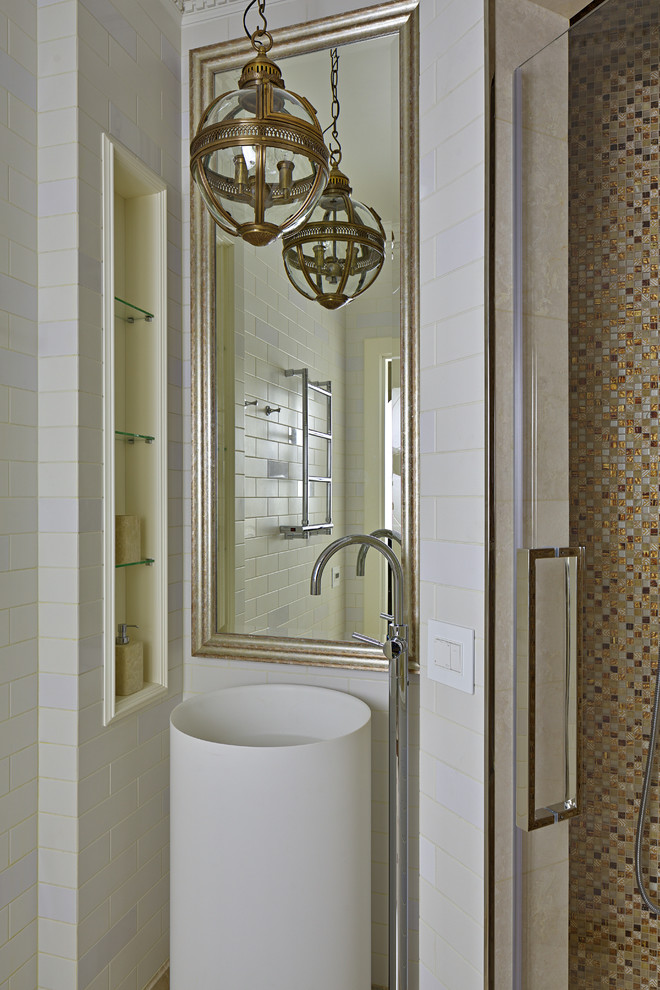Свежая идея для дизайна: ванная комната в современном стиле с белой плиткой, разноцветной плиткой, керамической плиткой, белыми стенами и монолитной раковиной - отличное фото интерьера