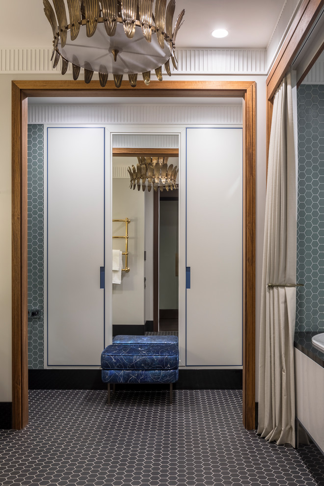 Идея дизайна: большая главная ванная комната в стиле неоклассика (современная классика) с полом из цементной плитки и черным полом