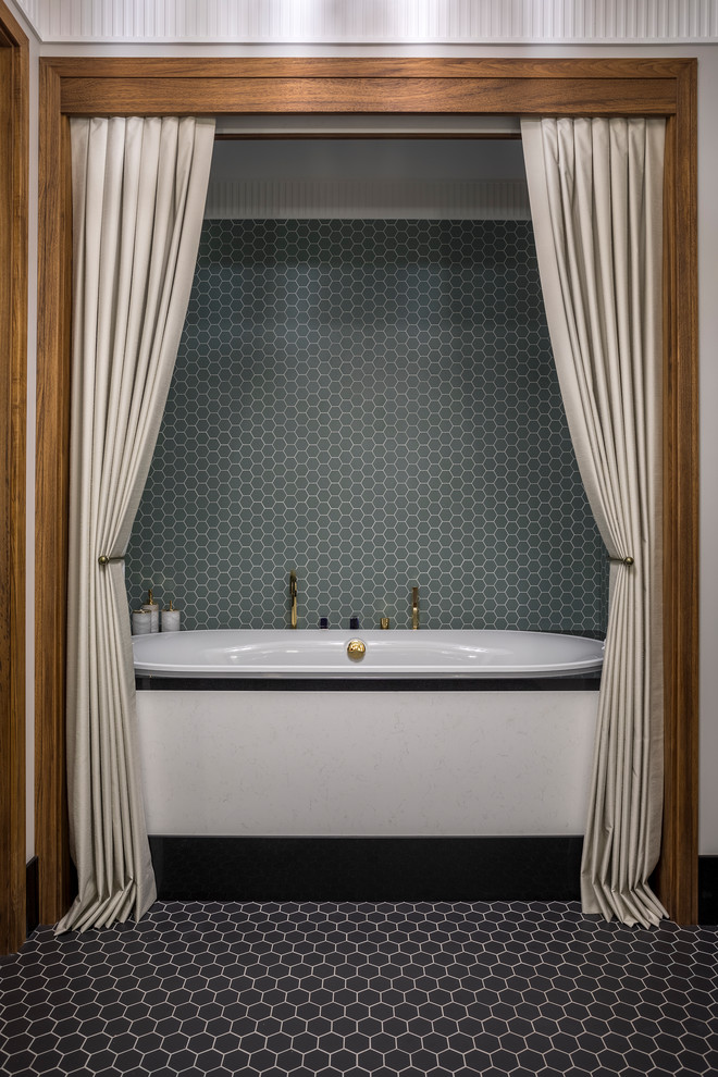На фото: большая главная ванная комната в стиле неоклассика (современная классика) с зеленой плиткой, цементной плиткой, полом из цементной плитки, черным полом и накладной ванной
