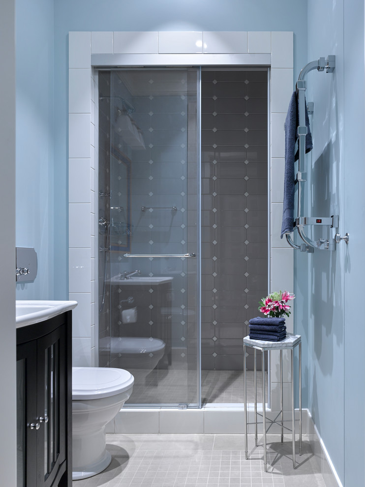 Foto på ett mellanstort vintage badrum med dusch, med skåp i mörkt trä, en dusch i en alkov, en toalettstol med separat cisternkåpa, keramikplattor, blå väggar, klinkergolv i keramik, beiget golv, dusch med skjutdörr, grå kakel och ett integrerad handfat