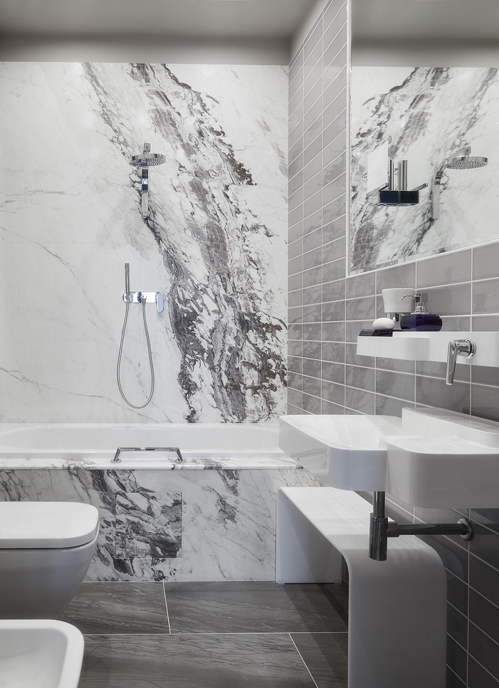 Свежая идея для дизайна: главная ванная комната в современном стиле с ванной в нише, серой плиткой, подвесной раковиной и серым полом - отличное фото интерьера